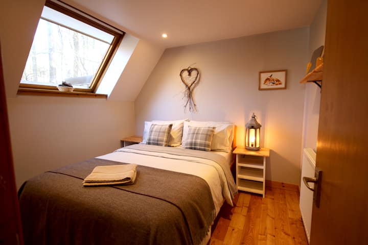 The cosy double bedroom feels snug and peaceful, with beautiful soft lantern lighting, and canopy views right from the bed.