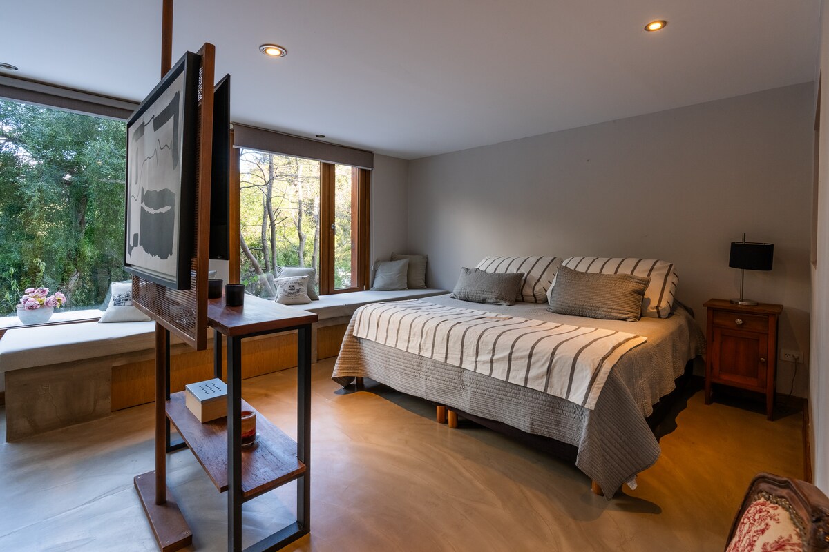 Zaseban stan sa spojenom kupaonicom, saunom, čajnom kuhinjom i dnevnim boravkom te zasebnim ulazom i može, ali i ne mora biti povezan s kućom.
