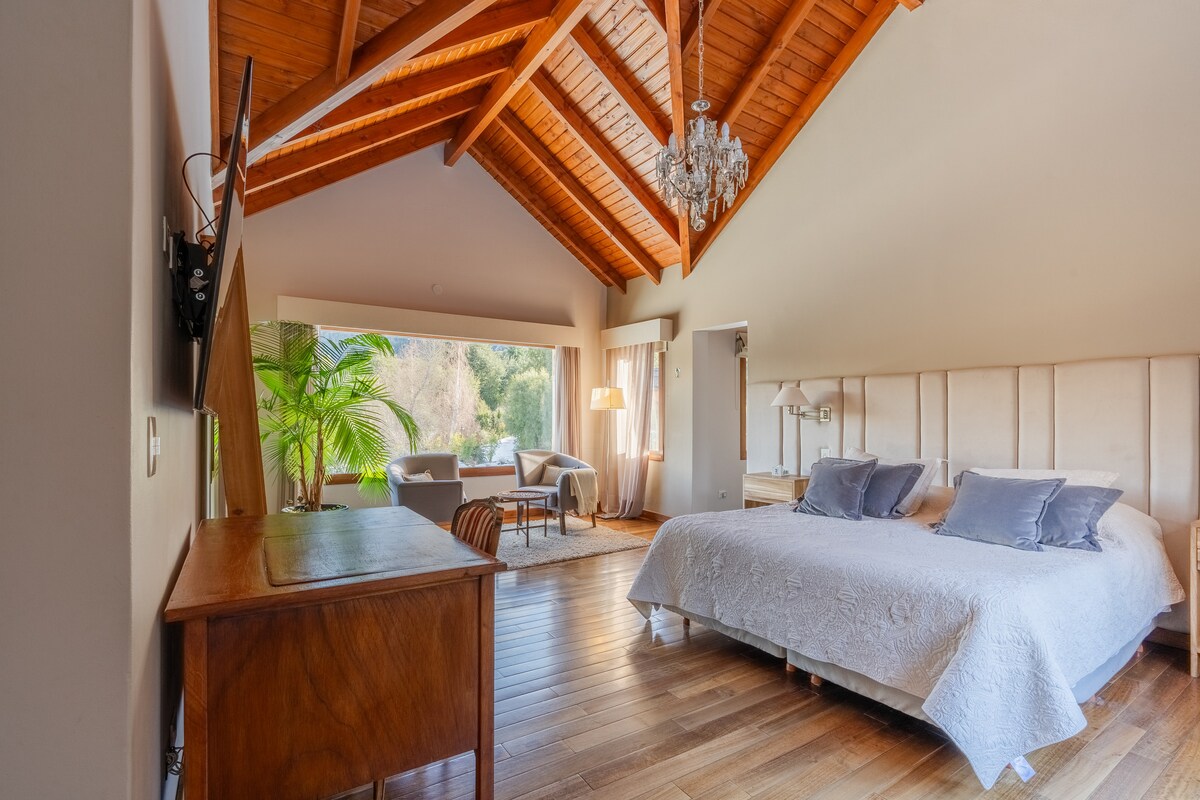 Na gornjem katu nalazi se prostrani apartman s garderobom i luksuznom kupaonicom s dvostrukim jacuzzijem i škotskim tušem,