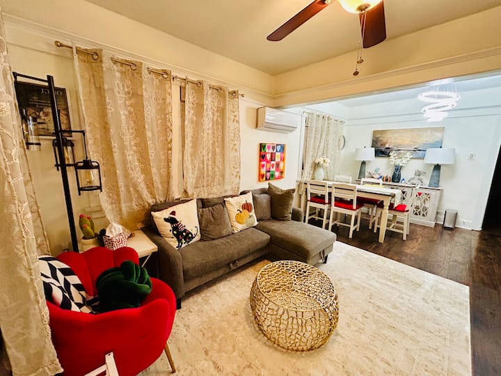 Cozy Bungalow With Private Backyard Near Beach - Long Beach, CA