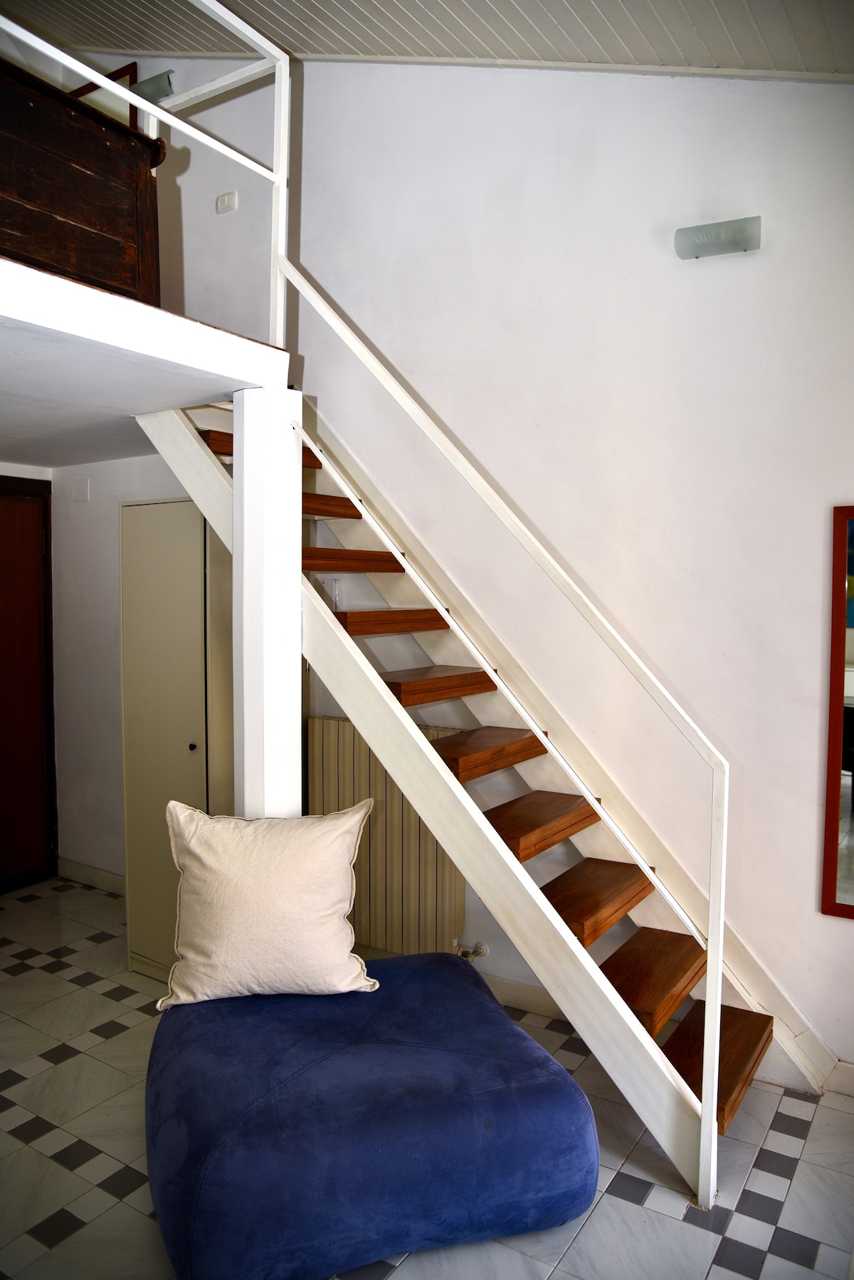 Escalera cómoda de acero y madera para subir a la zona para dormir