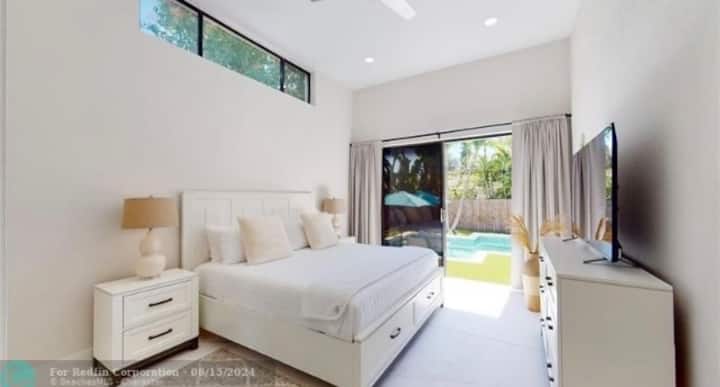 主卧，带梳妆台、电视。泳池边。