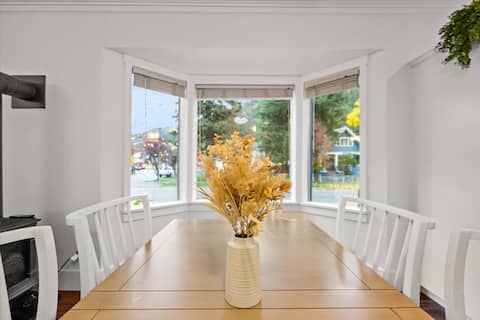 Beautiful 1910 Home | Jetted Tub | DT Wallace