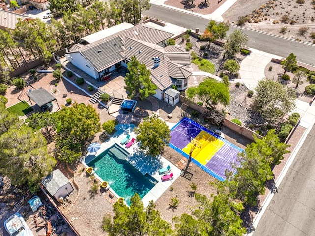 Las Vegas Mansion Heated Pool/Basketball/Picklebal gallery image 4