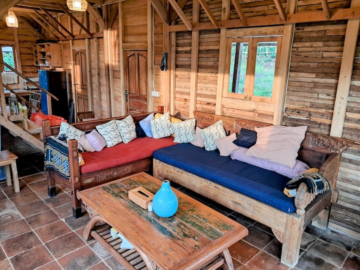 โซฟาห้องนั่งเล่นที่อบอุ่นของเรา