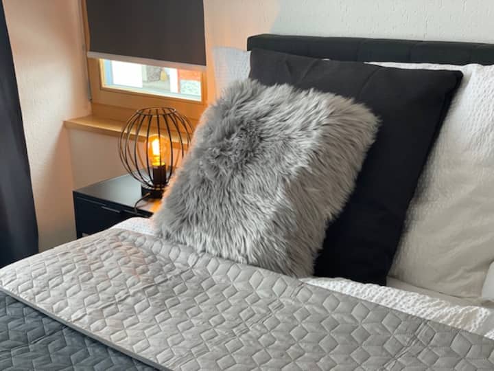 เตียงบ็อกซ์สปริงพร้อมห้องน้ำ/โถสุขภัณฑ์ที่อยู่ติดกัน