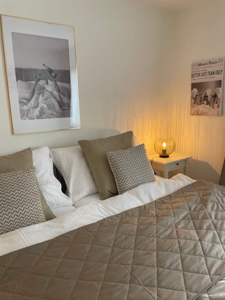 ห้องนอนที่มีเตียงเดี่ยว 2 หลังซึ่งอาจถูกดึงออกจากกันหากจำเป็น 