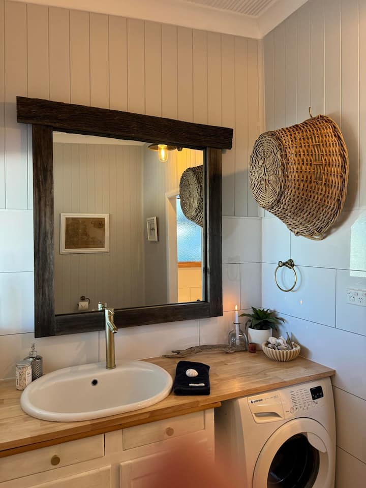 Buck Cottage - Peaceful Stay With Spa Bath. - Broken Hill