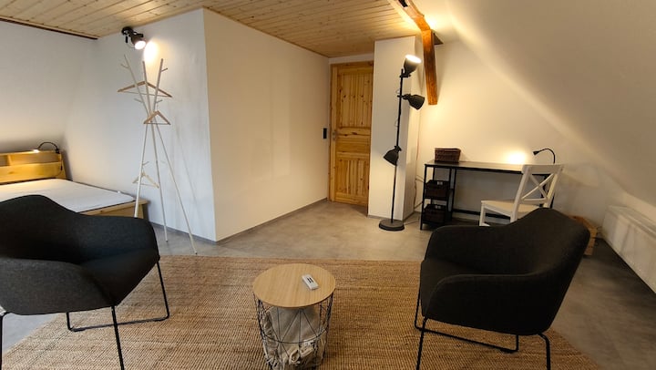 วิวประตูหน้าห้องนั่งเล่น/ห้องนอนชั้นบน โต๊ะทำงานด้านหลัง
ปล่องไฟยังไม่มีม่านบัง 