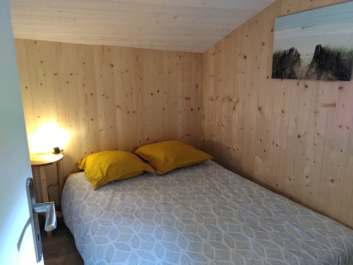 биро или спална соба 3: биро или мала спална соба со двоен кауч на спуштање (140). Мал простор за складирање.