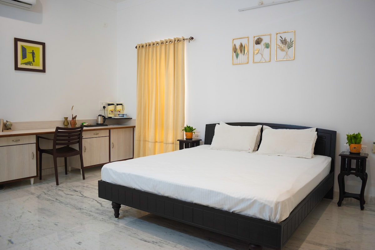 山景房，附設陽臺和浴室。