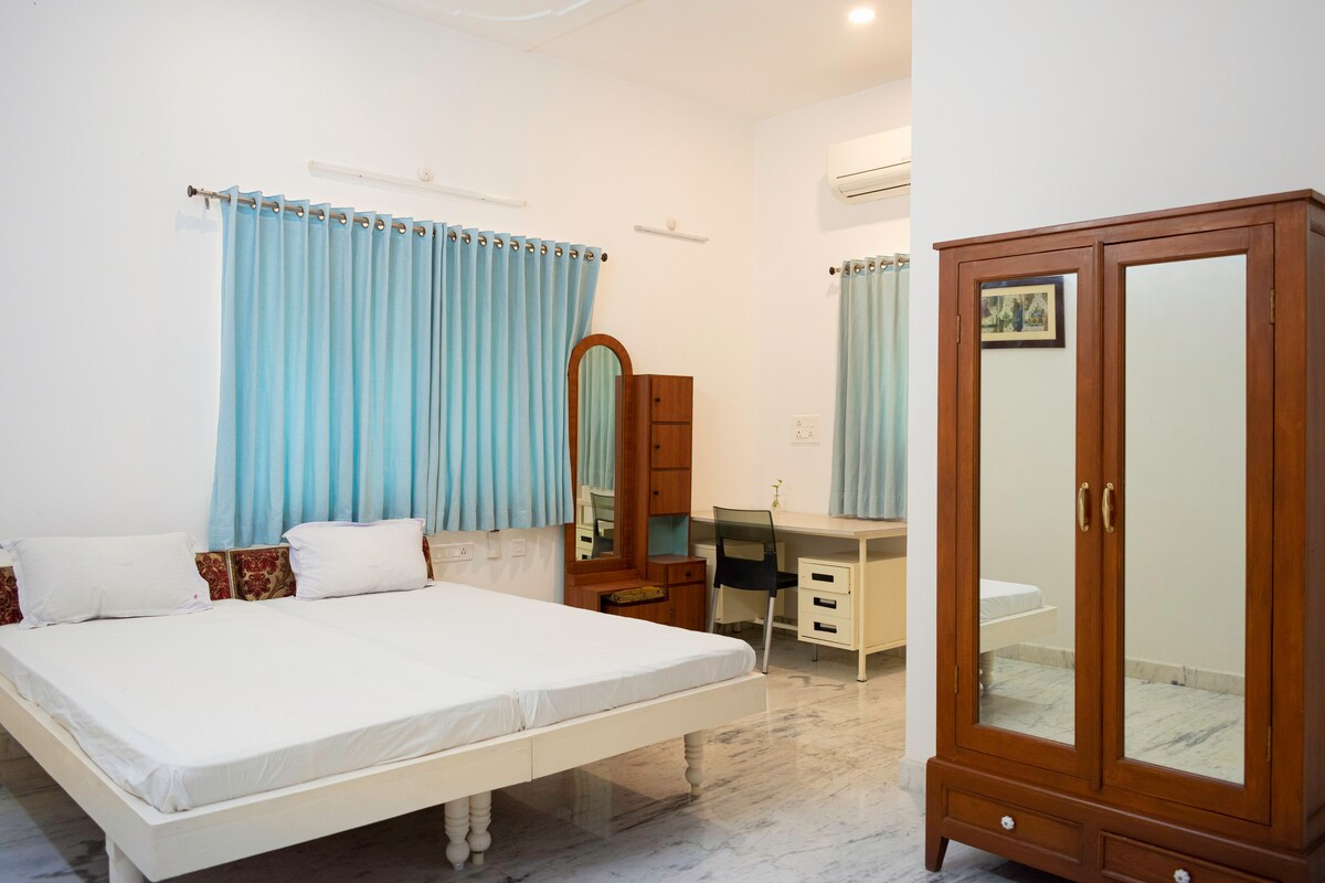 附設廚房和衛浴的房間，位於一樓