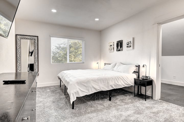 2. kat, 10. spavaća soba s bračnim krevetom - privatna kupaonica - veliki TV.