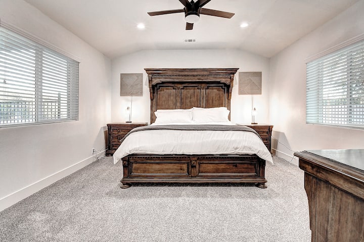 6. spavaća soba - prostrana s udobnim bračnim krevetom - privatna kupaonica - veliki TV.