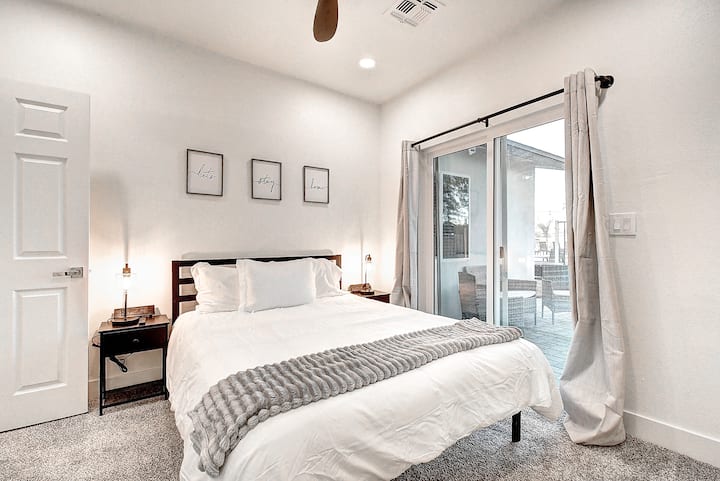 8th Bedroom w/Queen Bed-Jack & Jill Bathroom-Big TV.