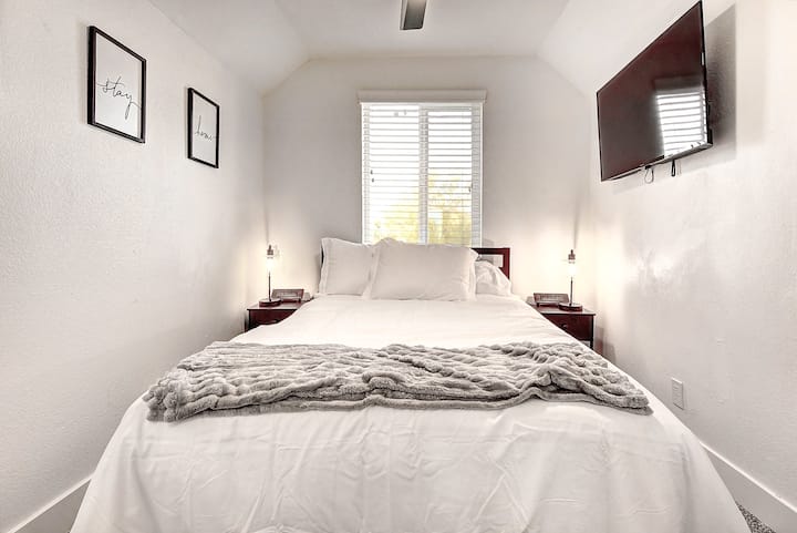 2. kat, 12. spavaća soba s bračnim krevetom - veliki TV.