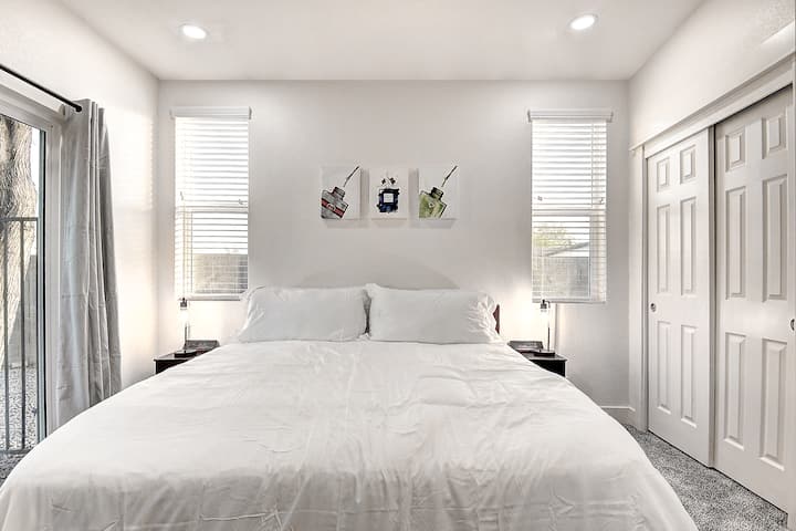 9th Bedroom w/ King Bed-Jack & Jill Bathroom-Big TV.