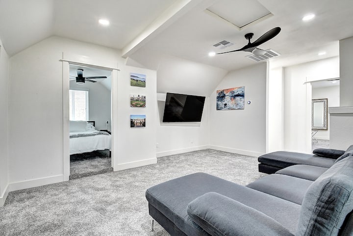 Dnevni boravak na drugom katu jedan je od 4 odvojena dnevnog boravka i dobro funkcionira za veće grupe. 16 Dozvoljeno na Airbnbu, ali dostupno za najviše 38 osoba na našoj i drugim internetskim stranicama.