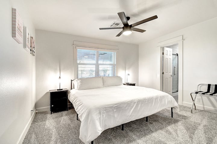 1. spavaća soba s udobnim bračnim krevetom - privatna kupaonica - veliki TV.