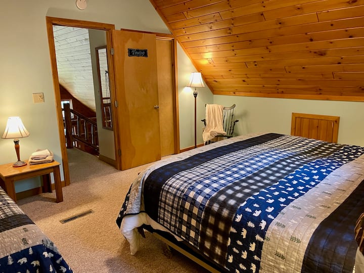 غرفة تريتوب في الطابق العلوي.