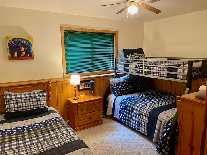 توفر غرفة الدببة الثلاثة أماكن للنوم لـ 3-4 أشخاص. 