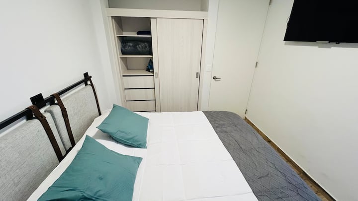 Tunajua kwamba Mexico City inastahili kuchunguzwa kwa nguvu. Tuliunda sehemu kubwa na yenye ukarimu. Pumzika katika kitanda cha ukubwa wa kifalme ili kupata nguvu tena.