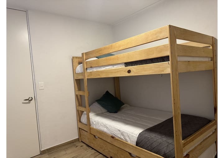 Tunaamini kila mgeni anastahili nyumba yake. Chumba hiki kilicho na kitanda cha ghorofa na dawati kinatoa utendaji na starehe kwa wale wanaotembelea Mexico City.