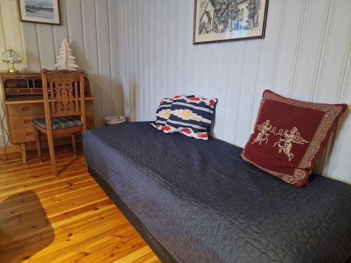 Táto spálňa sa nachádza vedľa s prvou spálňou a má 90 cm posteľ a písací stôl. 