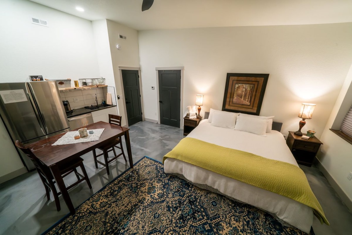 Lujoso colchón tamaño king con muchas almohadas y edredón de algodón esponjoso. Manta climatizada bajo petición. El termostato exclusivo te prepara para una gran noche de sueño en tu espacio tranquilo.