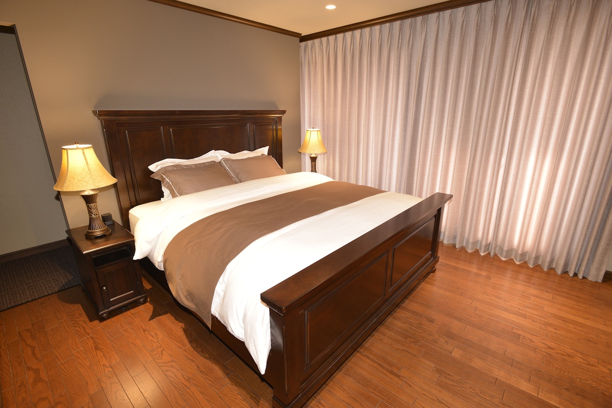 בית ההארחה הזה הוא חדר מושלם למי שמחפש מרחב פרטי איכותי.הפנים האינטנסיבי והריהוט המתוחכם מספקים באופן הרמוני שהייה מרגיעה באמת.תוכלו ליהנות משינה נוחה במיטה בגודל קווין סייז ולהפיק את המיטב מהרגעים הפרטיים שלכם.