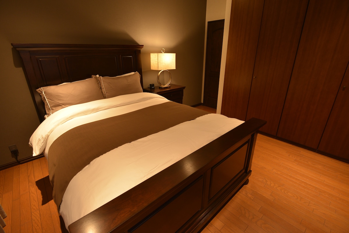 חדר האורחים הזה הוא מרחב מקסים עם צבע מרגיע ועיצוב פנים עז.היא מצוידת במיטת קווין סייז, המספקת שינה נעימה וזמן בילוי.עיצוב פשוט ופונקציונלי יוצר רגע רגוע ויוקרתי.