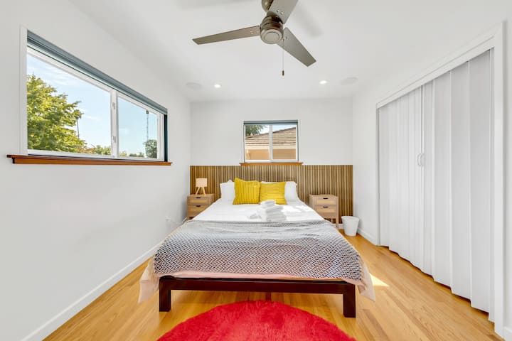 Todas las habitaciones cuentan con un armario para guardar tu ropa cuidadosamente.