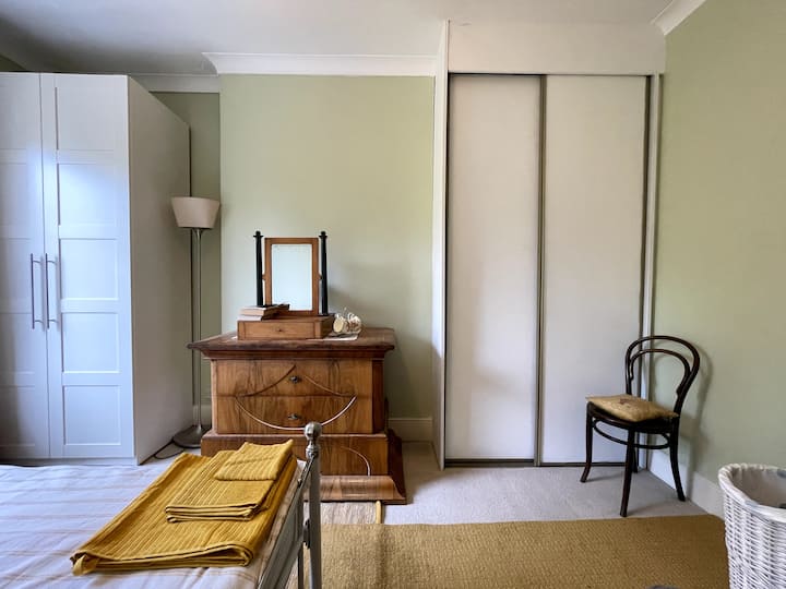 Ventana al jardín trasero. Amplio espacio en el armario con estantes y rieles colgantes.