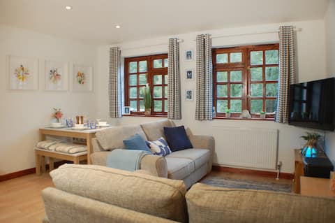 Popular Airbnb listing: Delightful Daisy Cottage near Broadsands Beach in Berrynarbor