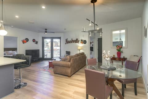 Successful Airbnb property: Big & Modern 2BR Condo • Gym + Pool + Vanderbilt in Green Hills Midtown