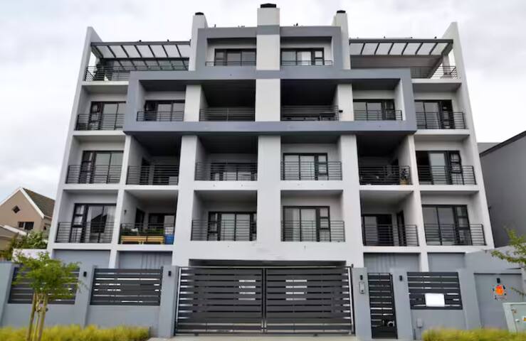 The Cozy Lily Penthouse gallery image 2