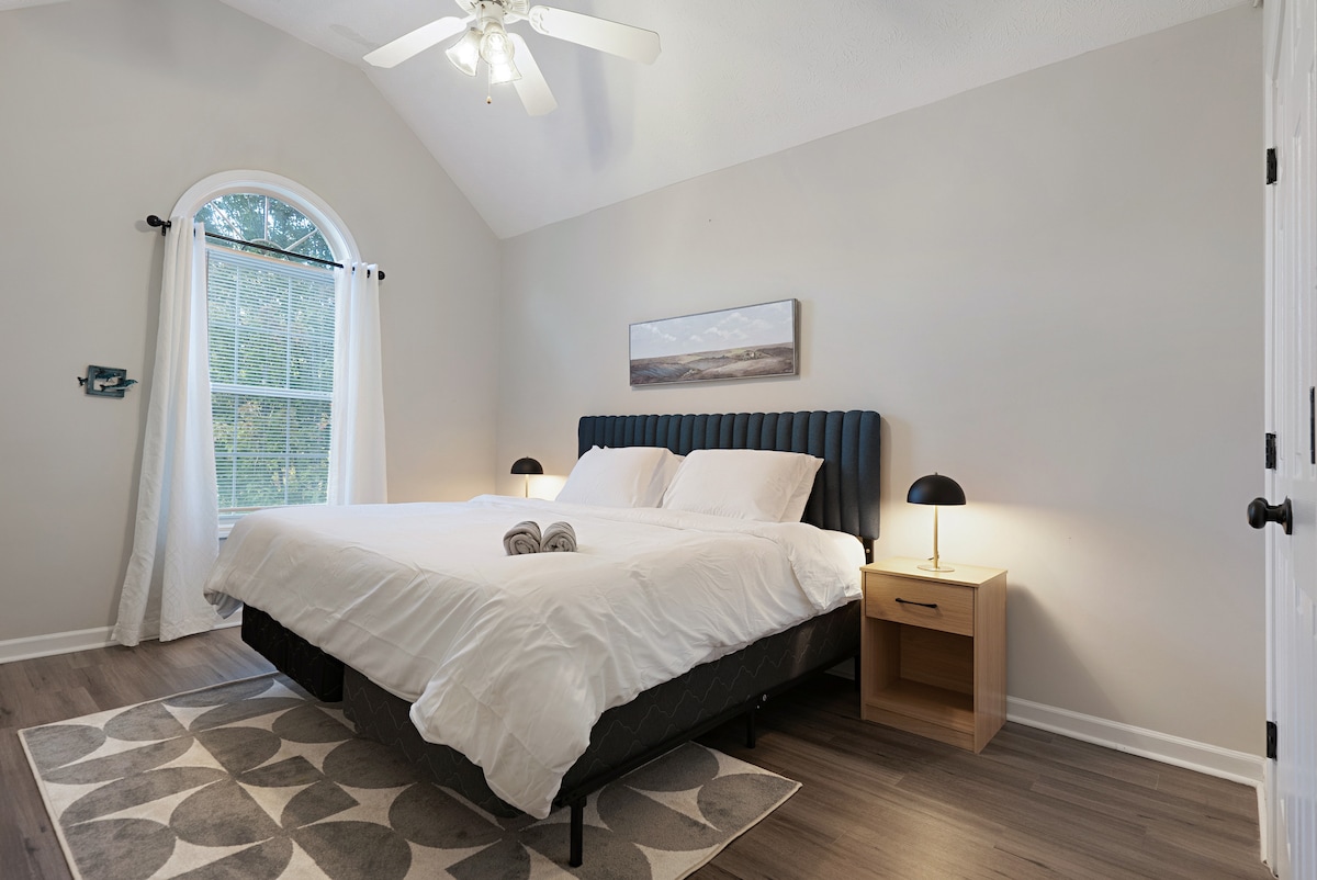 NEW Cozy Family House/KING Beds/Mins from MallofGA