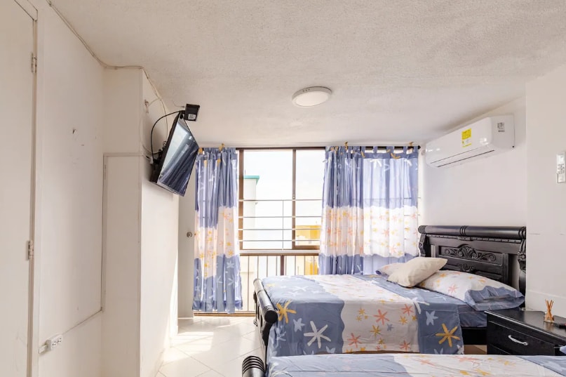 Насладете се на тази стая със самостоятелна баня и климатик! Идеално за трима души, това удобно помещение предлага уединение и комфорт. Отпуснете се в прохладна, уютна атмосфера след ден, изпълнен с приключения. Вашата почивка ви очаква!