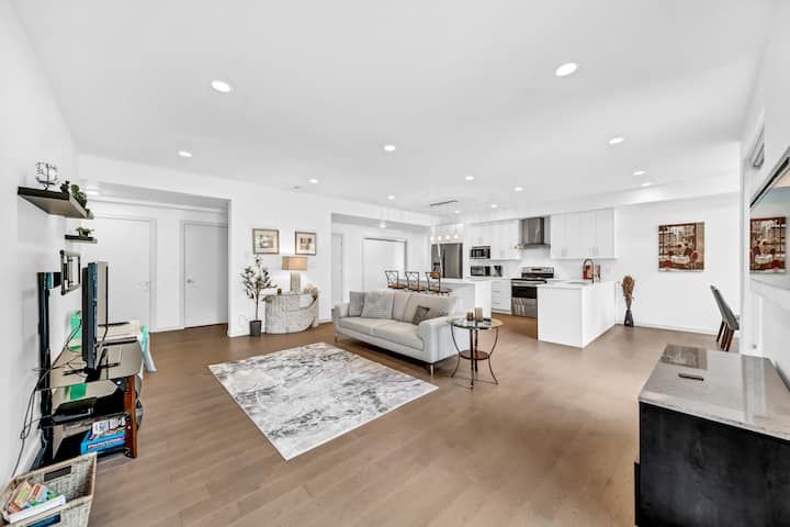 Private Luxury Home- 2bed/2bath With Garden+patio - White Rock
