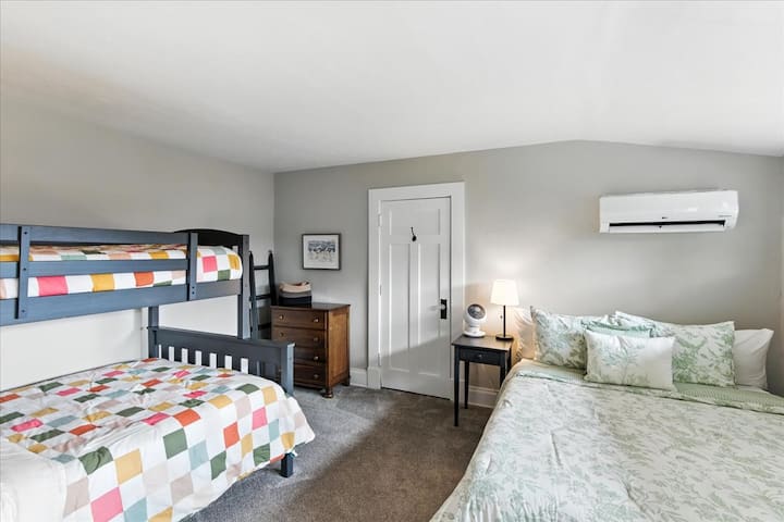 سرير كوين، بالإضافة إلى سرير مزدوج فوق سرير كامل في الطابق الثاني.