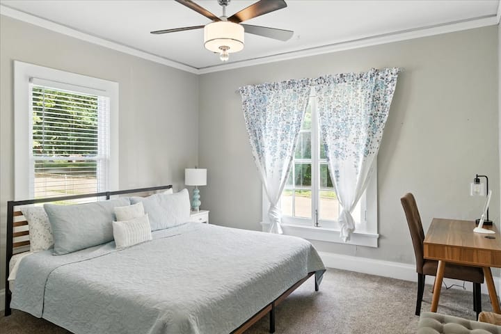 غرفة النوم 1 في الطابق الأول.  مرتبة متوسطة إلى متينة بحجم كينج.  مروحة سقف علوية. مكتب للعمل الشخصي أو محطة مكياج.
رف للأمتعة وخزانة لتعليق الملابس.  بطانيات ووسائد إضافية في الخزانة.