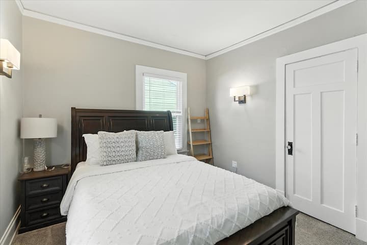 غرفة النوم الثانية في الطابق الأول.  يحتوي على مروحة برجية أرضية ثابتة لمزيد من الراحة في تدفق الهواء.