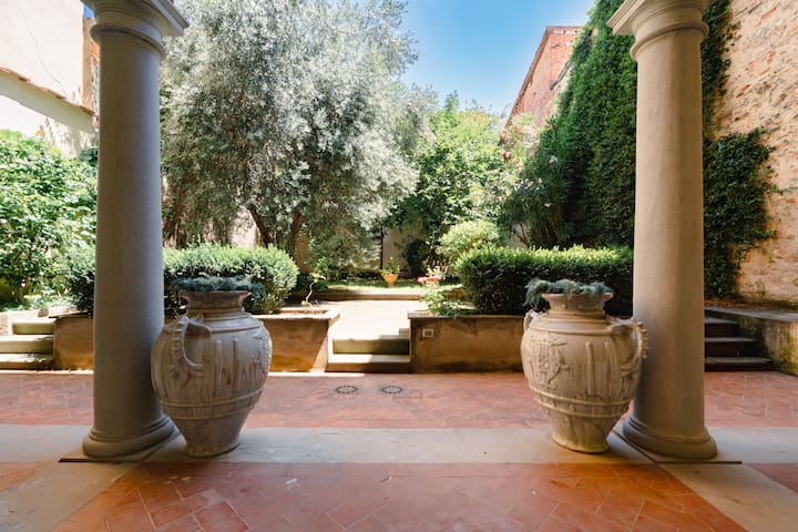 Piazza Ciompi With Graden