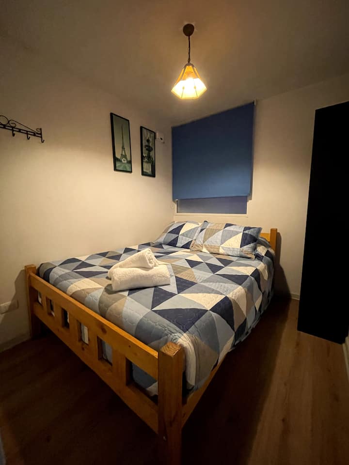 Habitación incluye ropa de cama limpias y desinfectadas, frazadas adicionales, toalla de ducha para 2 personas, alfombra de bajada de cama,  closet, colgadores de ropa.