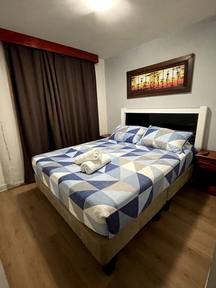 Habitación incluye ropa de cama limpias y desinfectadas, toalla de ducha para 2 personas, alfombras, televisión básica, antena digital, veladores, cortinas oscuras para permitir un descanso óptimo, closet, colgadores de ropa. Vista al mar.