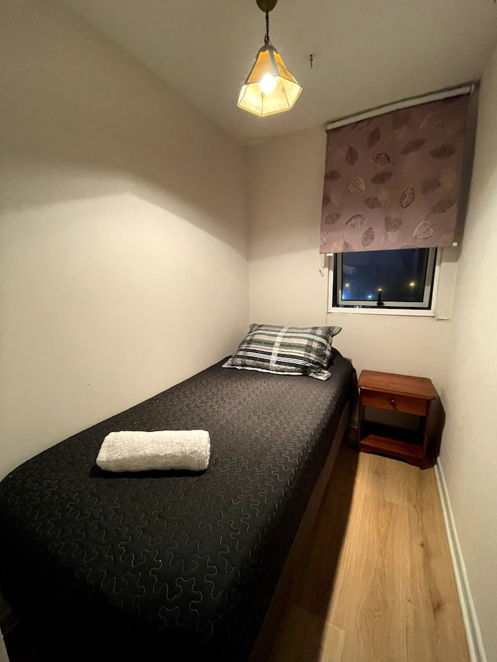 Habitación incluye ropa de cama limpia y desinfectada, toalla de ducha para 1 personas, alfombra de bajada de cama,  velador. Vista al mar.