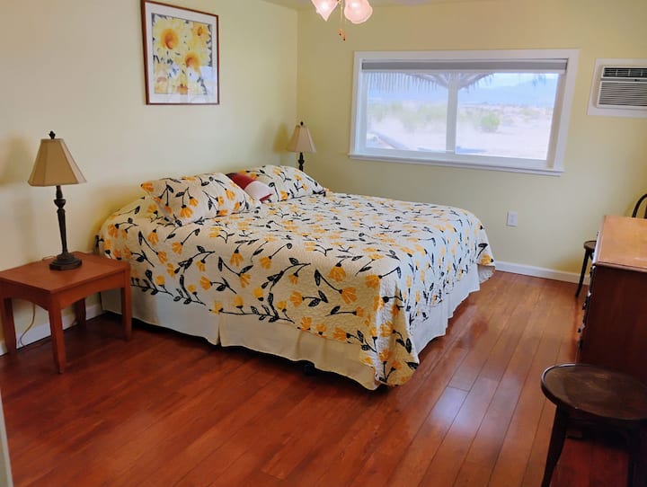 Spálňa – posteľ veľkosti California King, komoda a koncové stolíky