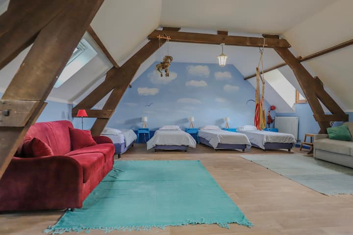 Საერთო საცხოვრებელი 4 ერთადგილიანი საწოლით და 2 გასაშლელი დივნით 2 ადამიანისთვის და საშხაპე ოთახით.