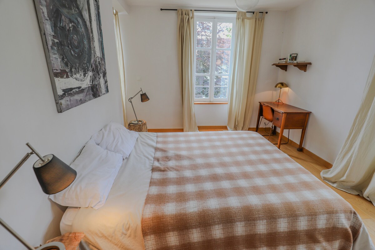 חדר "מועדון טניס" קומה 1 דרום, המשקיף על המגדל, עם חדר רחצה.