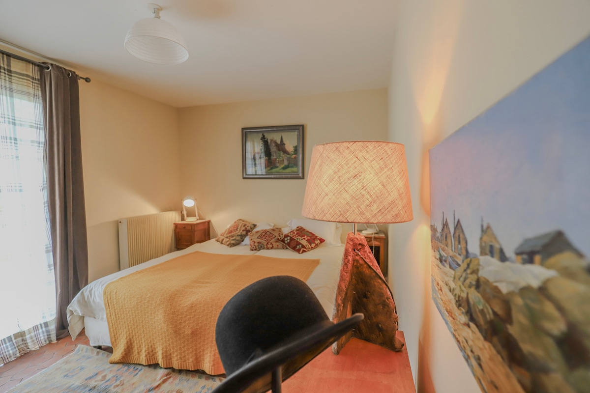 חדר "שרלוק הולמס" קומת קרקע 2 מיטות יחיד